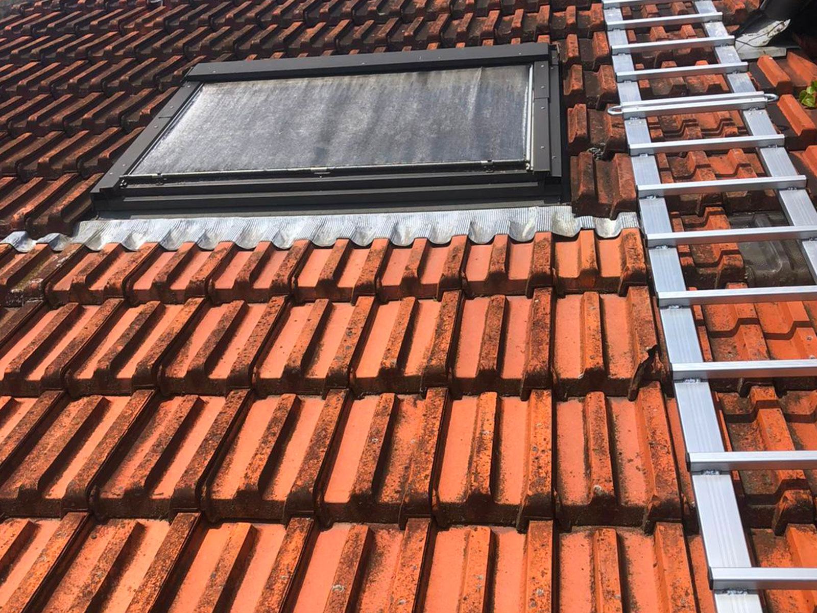 Nettoyage et démoussage de toiture avec Les Compagnons Moëllo à Vermon (27200)