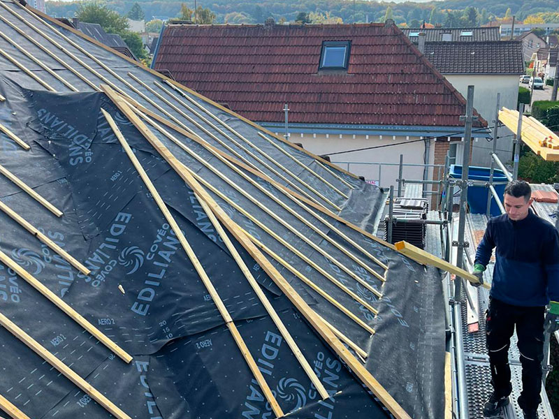 Travaux de couverture et pose de tuiles par Les Compagnons Moëllo Pose de tuile ardoise et zinc à Vernon (27200) dans l’Eure (27)